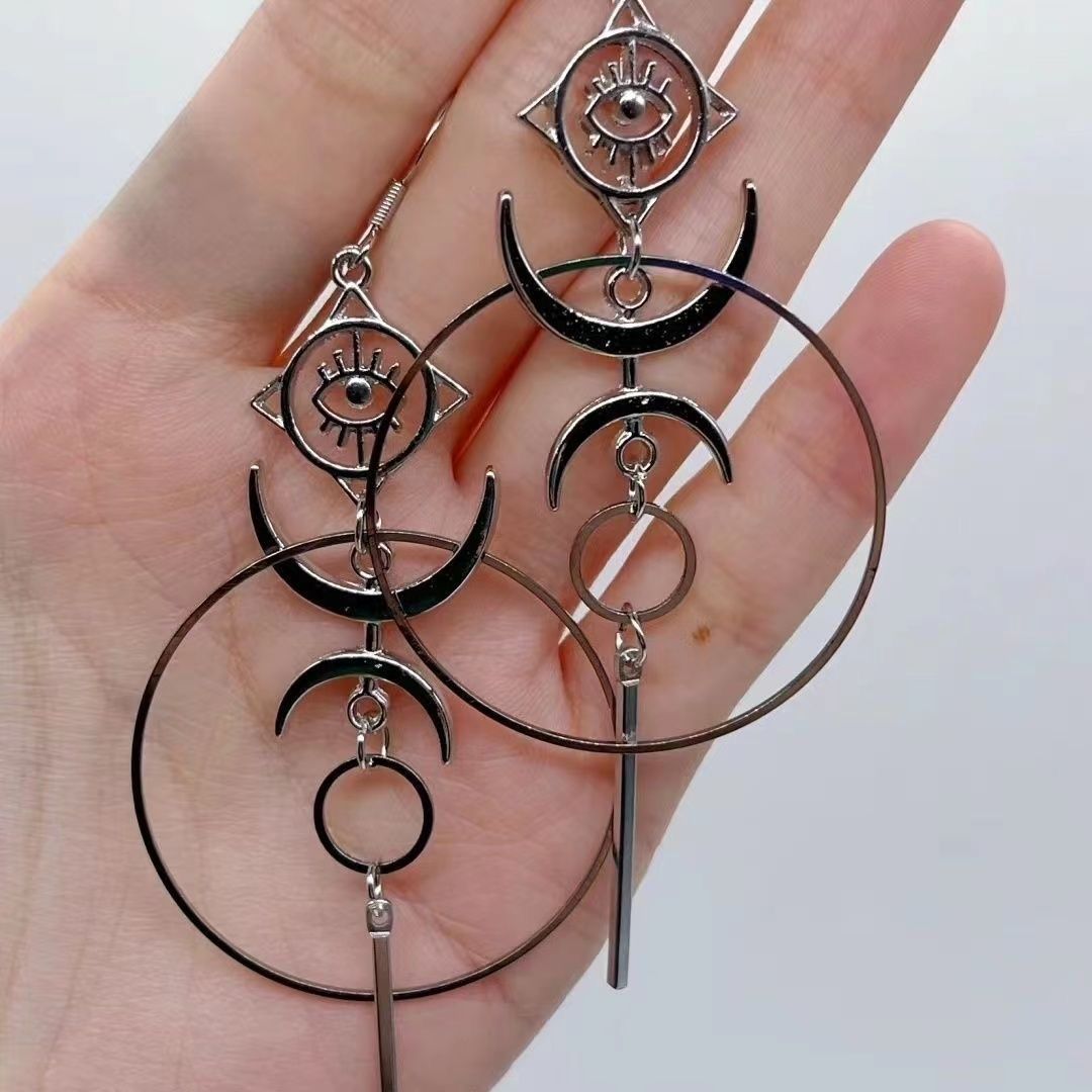 New Devil Crescent Personalized And Slim-looking Distressed Earrings